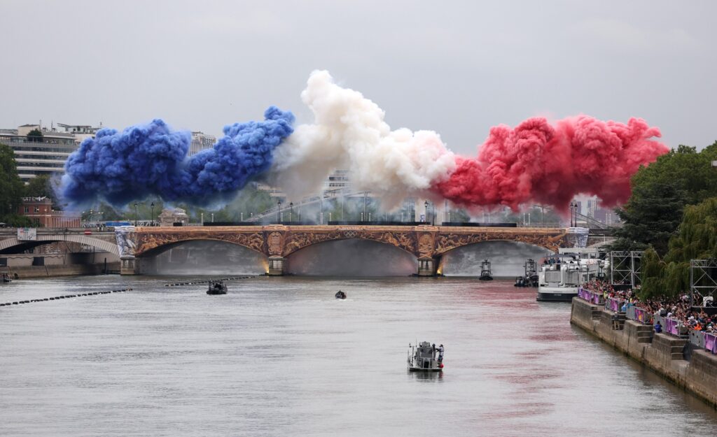 Feu d’artifice de jour bleu, blanc et rouge au-dessus d’un pont sur la Seine